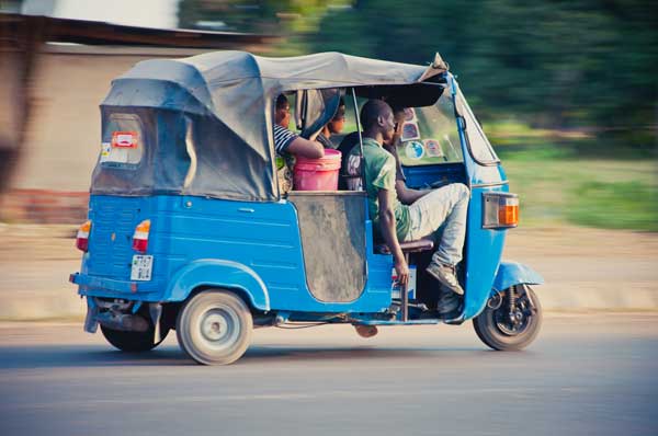 Das Fahren von Tuk Tuk in Tansania, Kenia