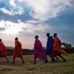 Maasai Männer tanzen zu verschiedenen Festen